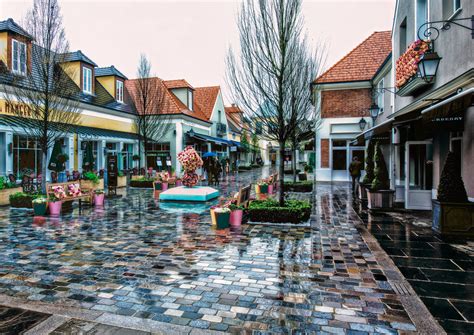 la vallée village shopping outlet.